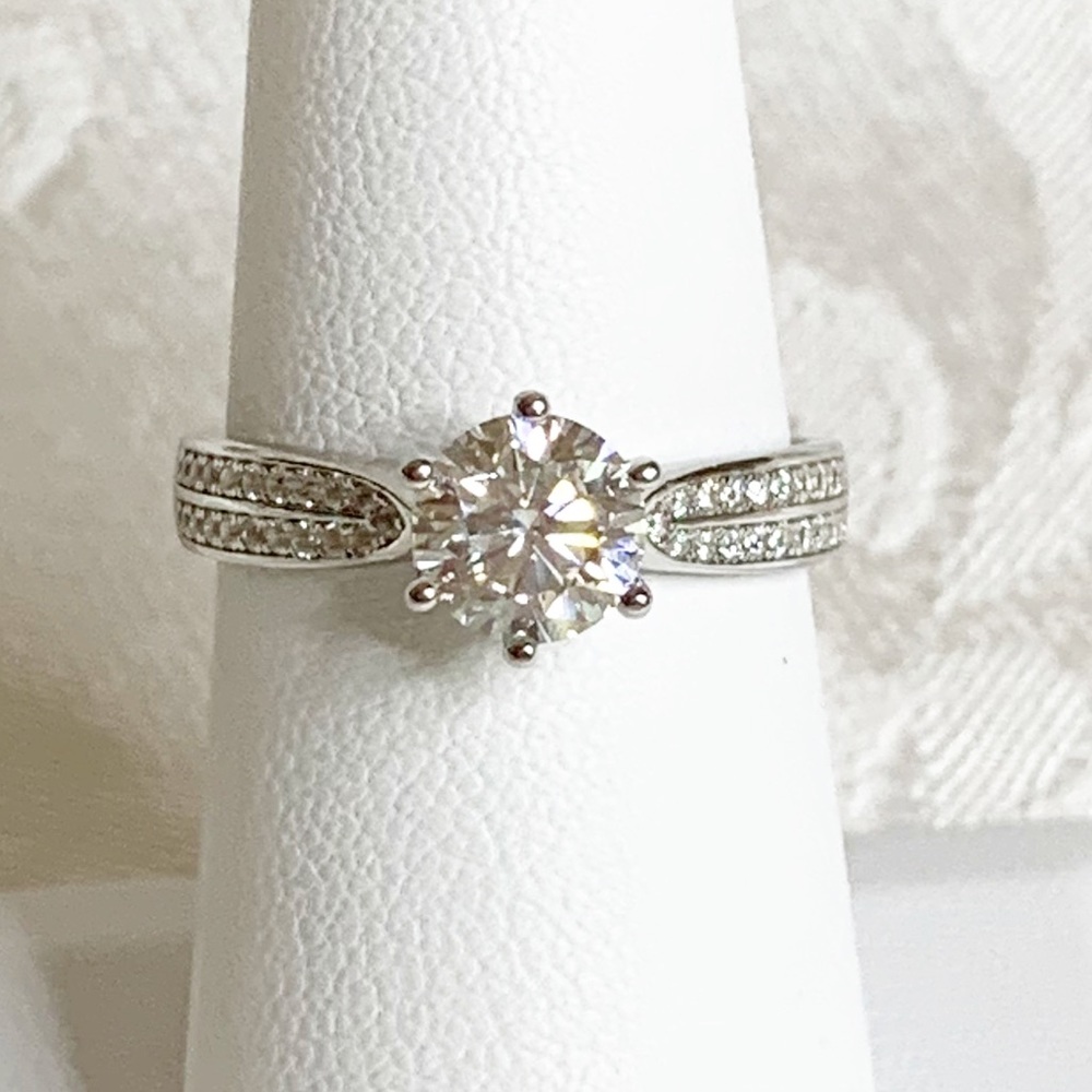 1.0 Ct VVS1 D-Colorless Moissanite Ring